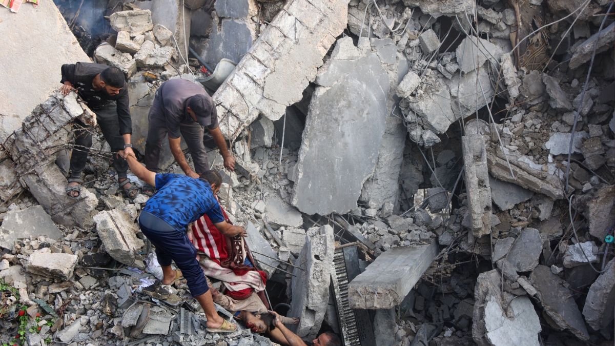 Palestinians recover a body from the rubble of a house destroyed in an overnight Israeli strike in Gaza City on October 29, 2025. (AFP)
Palestinians recover a body from the rubble of a house destroyed in an overnight Israeli strike in Gaza City on October 29, 2025. (AFP)