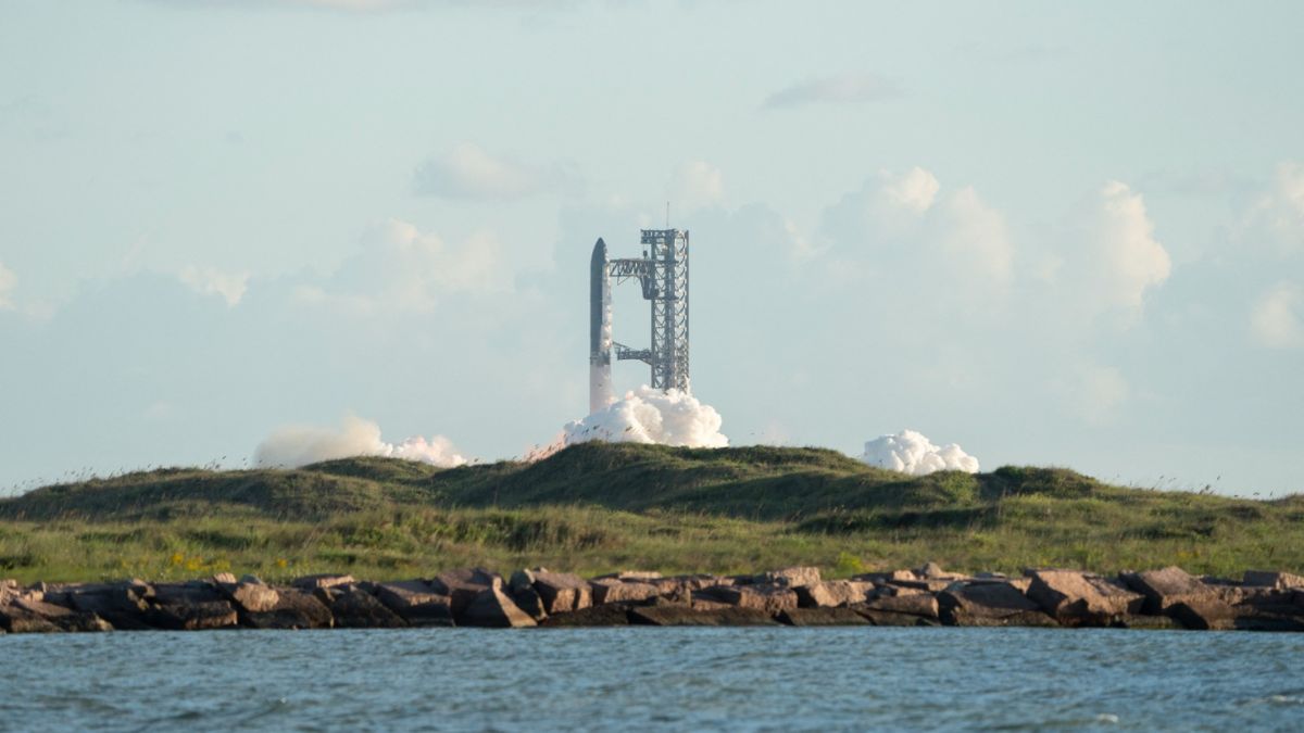 SpaceX's Starship rocket 38 is seen before launching during the 11th test flight on October 13, 2025 as seen from South Padre Island in Texas. (Photo: AFP)
SpaceX's Starship rocket 38 is seen before launching during the 11th test flight on October 13, 2025 as seen from South Padre Island in Texas. (Photo: AFP)