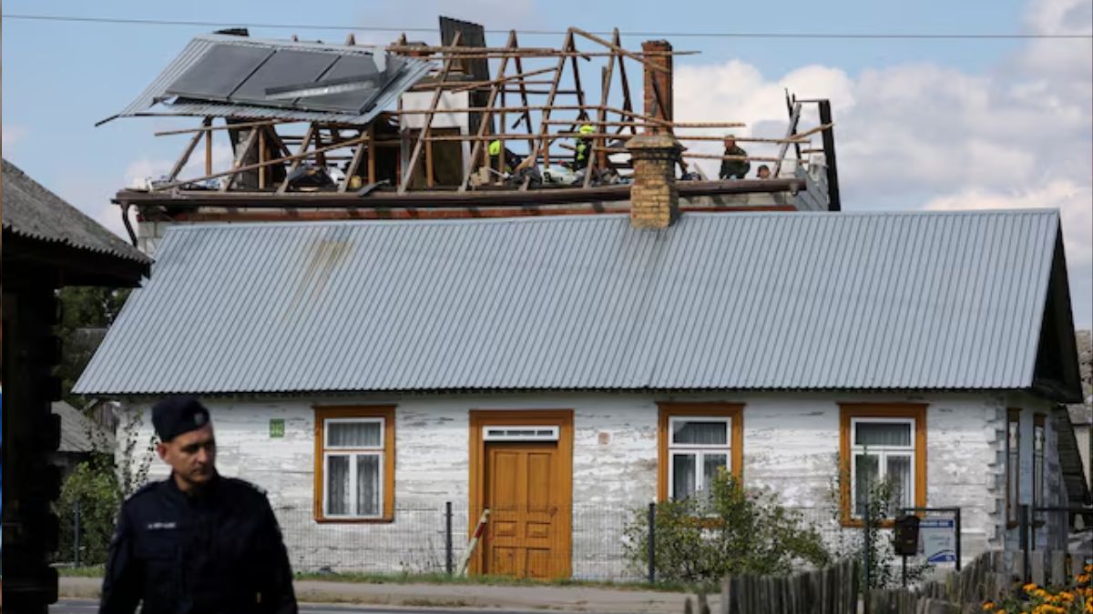 A police officer stands below as firefighters work on the destroyed roof of a house, after Russian drones violated Polish airspace during an attack on Ukraine, with some being shot down by Poland with the backing from its NATO allies, in Wyryki-Wola, Lublin Voivodeship, Poland, September 10, 2025. (Photo: REUTERS)
A police officer stands below as firefighters work on the destroyed roof of a house, after Russian drones violated Polish airspace during an attack on Ukraine, with some being shot down by Poland with the backing from its NATO allies, in Wyryki-Wola, Lublin Voivodeship, Poland, September 10, 2025. (Photo: REUTERS)
