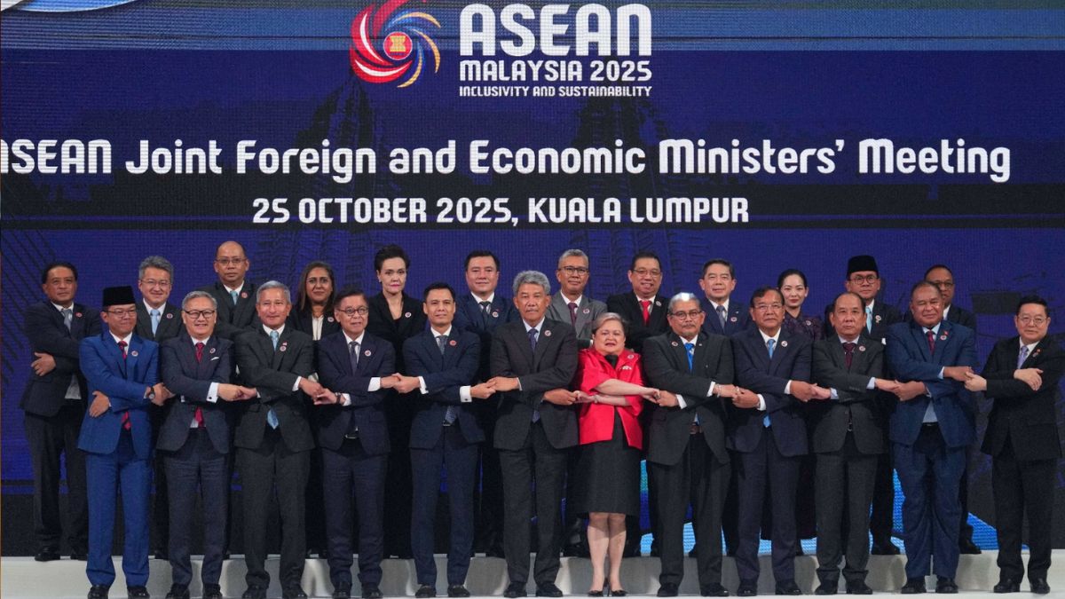 East Timor joins ASEAN as Prime Minister Xanana Gusmao hails 'a dream realised' East Timor joins ASEAN as Prime Minister Xanana Gusmao hails 'a dream realised'