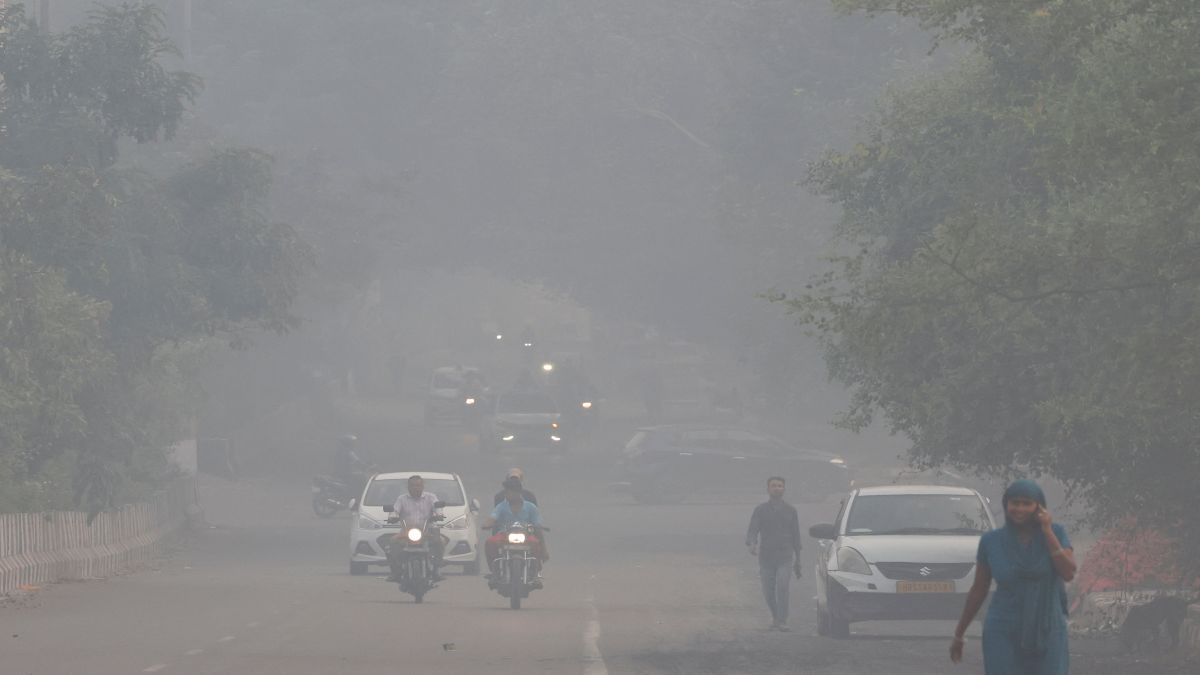 Pollution: Delhi AQI up 100 points in a day, dirtiest October air in 3 years Pollution: Delhi AQI up 100 points in a day, dirtiest October air in 3 years