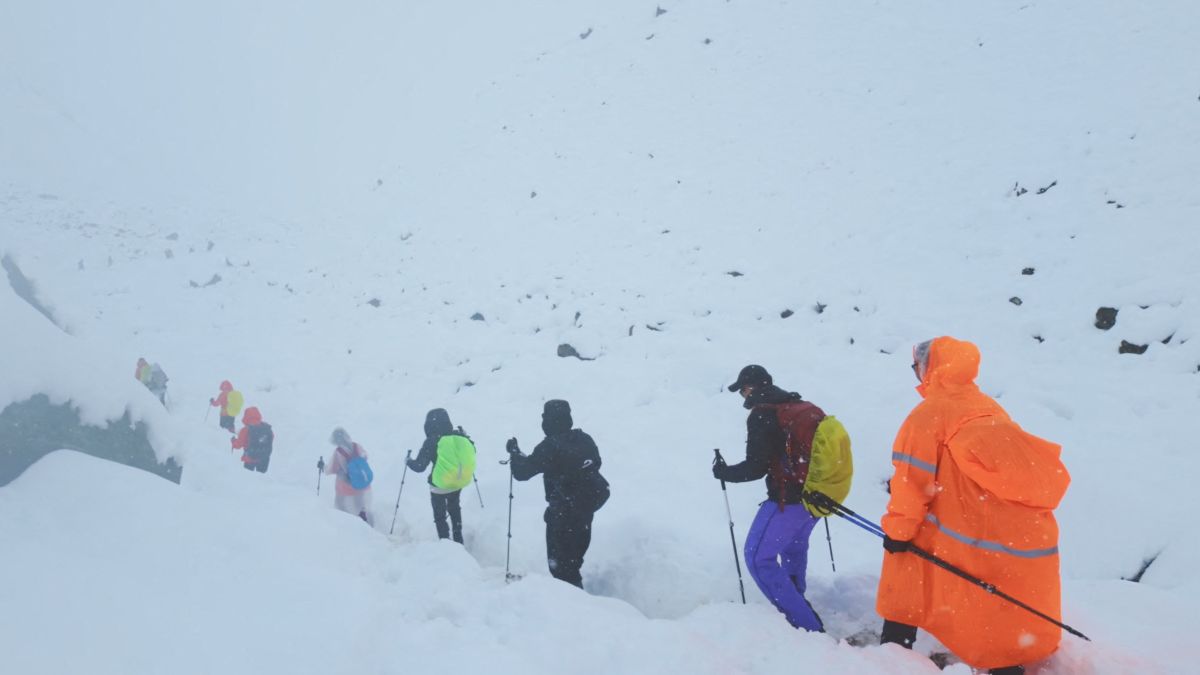 Inside the daunting op to rescue more than 200 trekkers trapped on Mount Everest slopes Inside the daunting op to rescue more than 200 trekkers trapped on Mount Everest slopes
