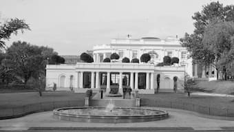 The White House East Entrance in 1906. Library of Congress
