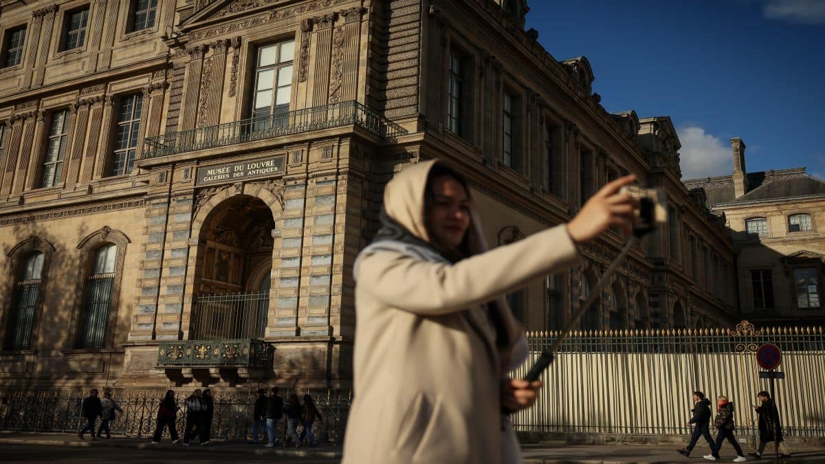 Will arrest of 2 men in Louvre Museum heist help in recovering stolen jewels?