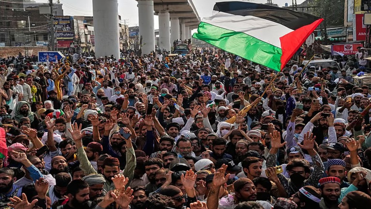 Supporters of Islamist party 'Tehreek-e-Labbaik Pakistan' take part in a rally to show their solidarity with Palestinian cause, Lahore, Pakistan, October 10, 2025. Photo | AP Supporters of Islamist party 'Tehreek-e-Labbaik Pakistan' take part in a rally to show their solidarity with Palestinian cause, Lahore, Pakistan, October 10, 2025. Photo | AP