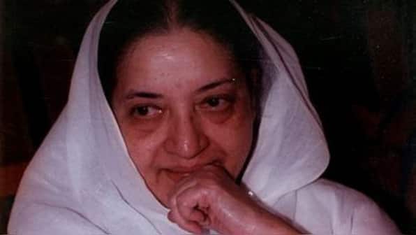 Veteran actress Sandhya Shantaram passes away, Maharashtra leaders condole demise