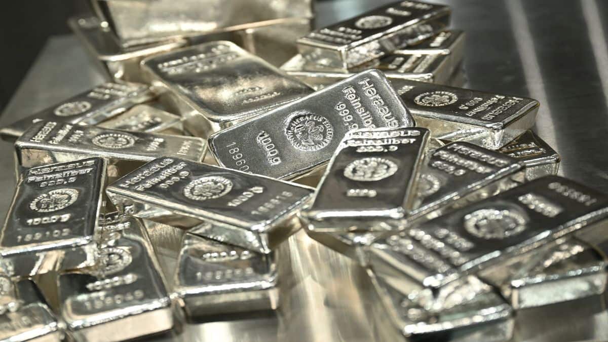Silver investors alert: HSBC flags ‘overvalued’ silver, wild swings likely in 2026