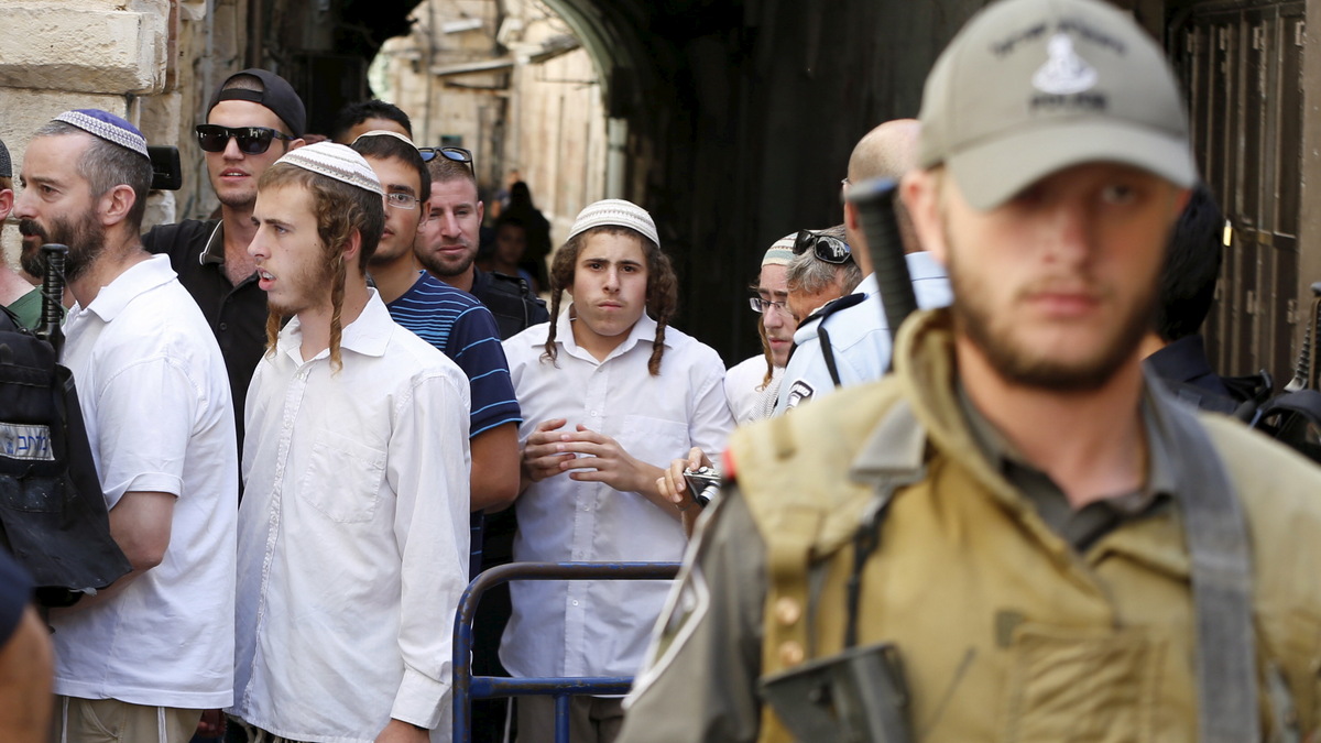 Israeli policemen stand guard as a group of Jewish youths leave after visiting the compound which houses al-Aqsa mosque. Reuters Israeli policemen stand guard as a group of Jewish youths leave after visiting the compound which houses al-Aqsa mosque. Reuters