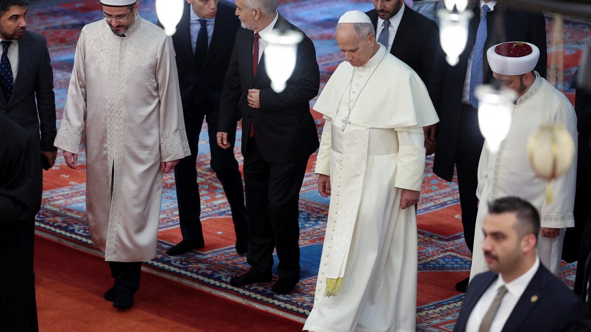 Pope Leo XIV visits Istanbul’s Blue Mosque in rare papal visit during Turkey trip Pope Leo XIV visits Istanbul’s Blue Mosque in rare papal visit during Turkey trip