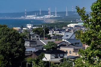 This picture taken on August 5, 2024 shows the Kashiwazaki-Kariwa nuclear power station (back) in Kashiwazaki, in Japan's Niigata prefecture. Glinting in the sun by the world's biggest nuclear plant, the Sea of Japan is calm now. But as it gears up to restart Kashiwazaki-Kariwa has a new tsunami wall, just in case. (Photo by Yuichi YAMAZAKI / AFP) / TO GO WITH "JAPAN-NUCLEAR-POLITICS-CLIMATE-ECONOMY,FOCUS" BY SIMON STURDEE