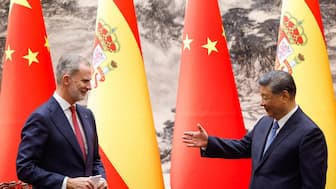 Spain's King Felipe VI (L) and China's President Xi Jinping reacts after a signing ceremony at the Great Hall of the People in Beijing on November 12, 2025. (Photo by Maxim Shemetov / POOL / AFP)