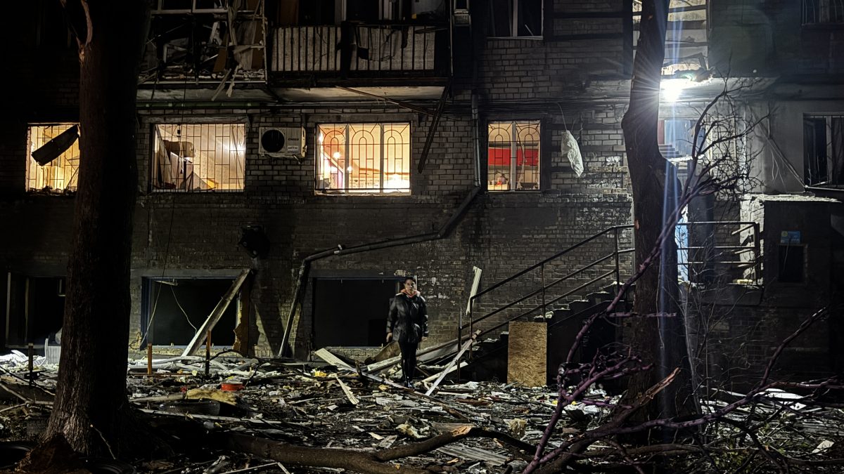 A woman walks through the courtyard of a damaged residential building following an air attack in Zaporizhzhia on November 25, 2025, amid the Russian invasion of Ukraine. (Photo by Darya NAZAROVA / AFP) A woman walks through the courtyard of a damaged residential building following an air attack in Zaporizhzhia on November 25, 2025, amid the Russian invasion of Ukraine. (Photo by Darya NAZAROVA / AFP)