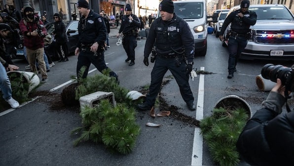 Manhattan’s Chinatown erupts in chaos as anti-ICE protesters clash with police | Watch
