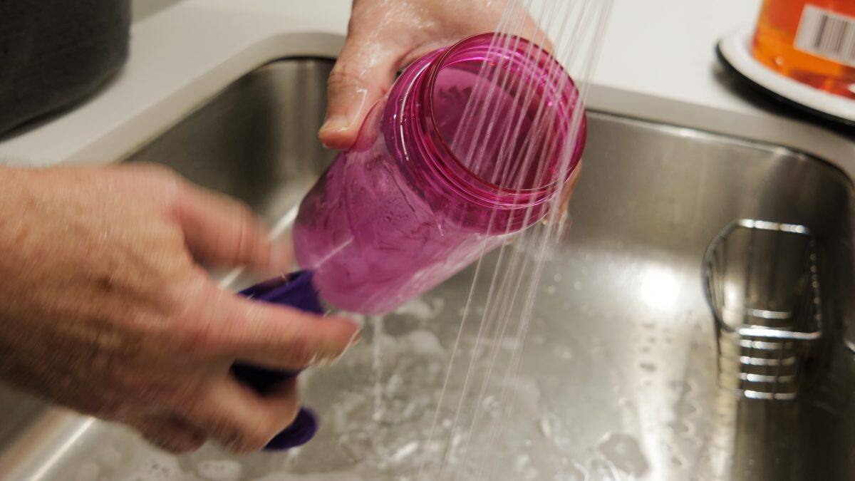 Experts Urge Frequent Cleaning of Reusable Water Bottles