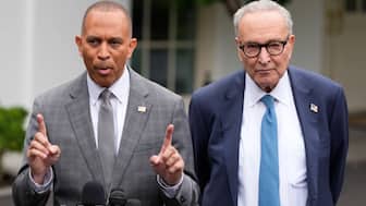 House Minority Leader Hakeem Jeffries and Senate Minority Leader Chuck Schumer talk to reporters outside the West Wing of the White House, Monday, on September 29, 2025, in Washington DC, US. Photo: Alex Brandon/AP)