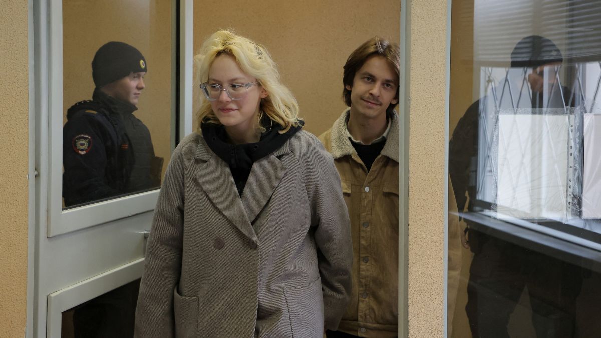 Diana Loginova, an 18-year-old street musician performing under the name 'Naoko', and guitarist Alexander Orlov from her band Stoptime, who were detained after publicly performing songs banned by the Russian government and songs by artists designated as 'foreign agents', arrive for a court hearing in Saint Petersburg, Russia, on October 29, 2025. (Photo: Anton Vaganov/Reuters) Diana Loginova, an 18-year-old street musician performing under the name 'Naoko', and guitarist Alexander Orlov from her band Stoptime, who were detained after publicly performing songs banned by the Russian government and songs by artists designated as 'foreign agents', arrive for a court hearing in Saint Petersburg, Russia, on October 29, 2025. (Photo: Anton Vaganov/Reuters)