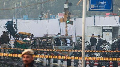 A policeman stands guard as investigators examine the site of car explosion near the historic Red Fort, in New Delhi, India, on Tuesday, Nov. 11, 2025. (Photo: AP)