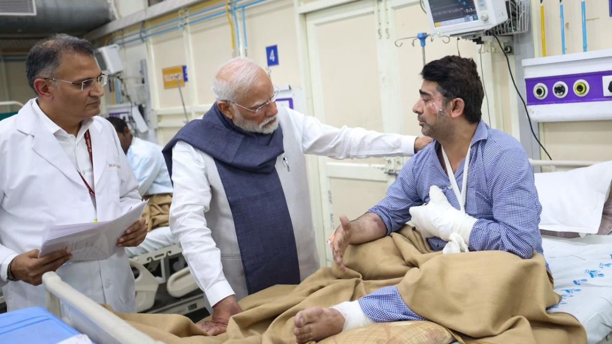 Prime Minster Narendra Modi meets a person injured in Delhi's Red Fort blast at Lok Nayak Jai Prakash Narayan Hospital (LNJP), Delhi, on November 12, 2025. (Photo: X/Narendra Modi) Prime Minster Narendra Modi meets a person injured in Delhi's Red Fort blast at Lok Nayak Jai Prakash Narayan Hospital (LNJP), Delhi, on November 12, 2025. (Photo: X/Narendra Modi)