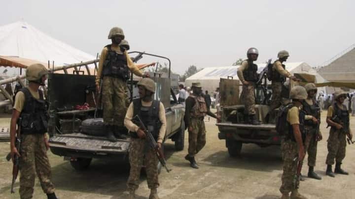 Suicide bombers attack Pakistan’s paramilitary HQ in Peshawar, 3 soldiers killed