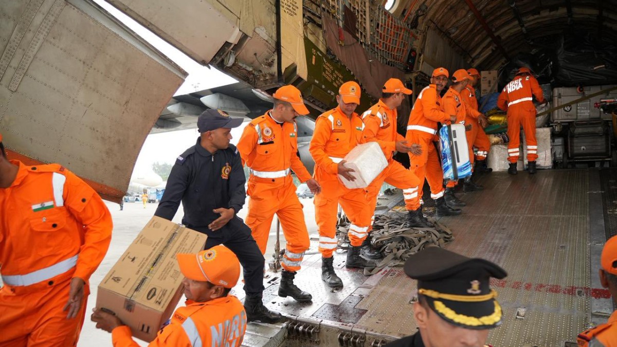 Operation Sagar Bandhu: India delivers 21 tonnes of relief to Sri Lanka as floods kill 123 Operation Sagar Bandhu: India delivers 21 tonnes of relief to Sri Lanka as floods kill 123