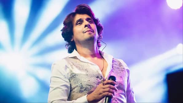 Sonu Nigam pays tribute to Mohammed Rafi on his 101st Birth Anniversary in Dubai concert, performs his evergreen songs