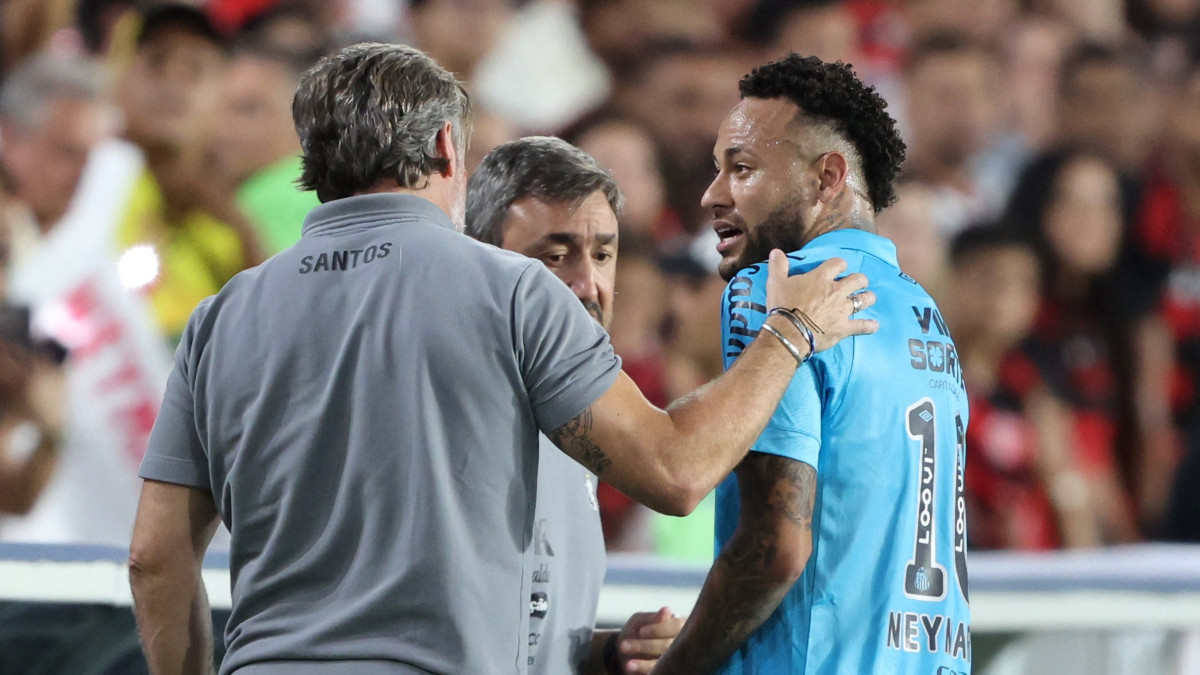 Neymar did not look too pleased after he was substituted during the 85th minute of Santos' away league fixture against Flamengo at Rio de Janiero's Maracana Stadium. Reuters Neymar did not look too pleased after he was substituted during the 85th minute of Santos' away league fixture against Flamengo at Rio de Janiero's Maracana Stadium. Reuters