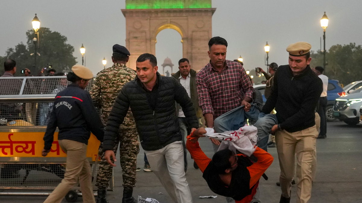 Protests in New Delhi against air pollution turned violent on Sunday. PTI Protests in New Delhi against air pollution turned violent on Sunday. PTI