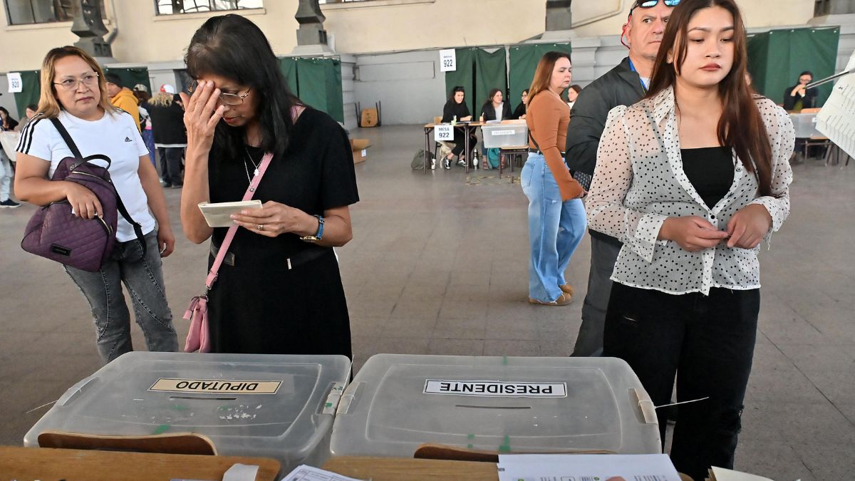 People queue to vote during the general election, at the Estacion Mapocho cultural centre in Santiago on November 16, 2025.- AFP People queue to vote during the general election, at the Estacion Mapocho cultural centre in Santiago on November 16, 2025.- AFP