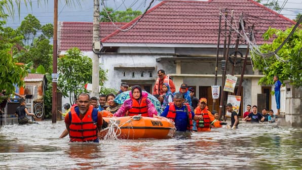 Indonesia floods: Death toll rises above 300 as rescue operations continue