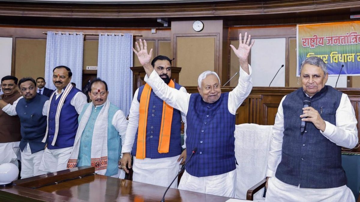 PM Modi reaches Patna, Nitish Kumar to take oath as Bihar CM for record 10th time shortly PM Modi reaches Patna, Nitish Kumar to take oath as Bihar CM for record 10th time shortly