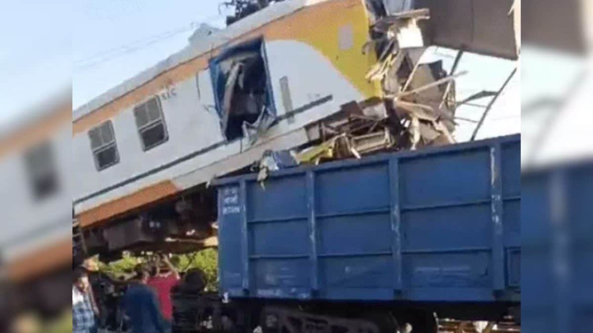 Chhattisgarh: Passenger and goods trains collide; casualties feared Chhattisgarh: Passenger and goods trains collide; casualties feared