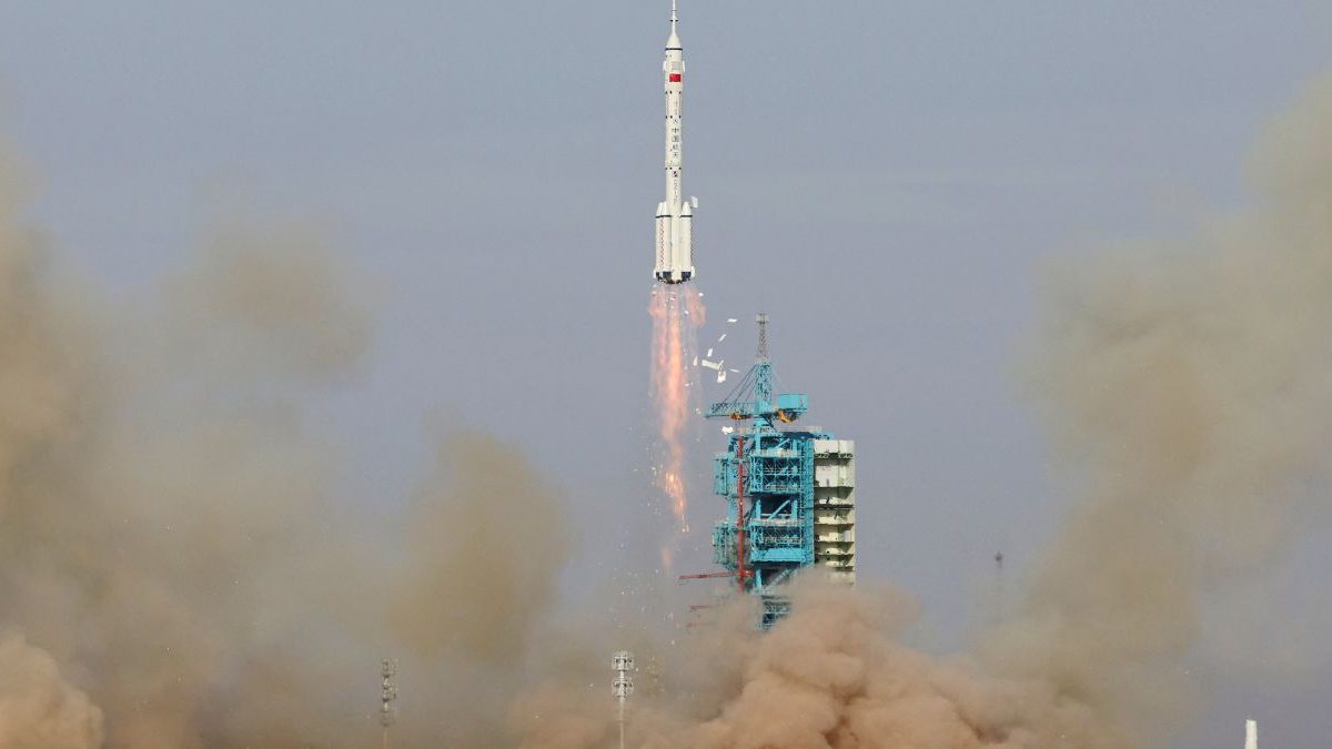 A Long March-2F rocket carrying the unmanned Shenzhou-22 spacecraft takes off from the Jiuquan Satellite Launch Center for a mission to China's Tiangong space station. Image Credit: Reuters A Long March-2F rocket carrying the unmanned Shenzhou-22 spacecraft takes off from the Jiuquan Satellite Launch Center for a mission to China's Tiangong space station. Image Credit: Reuters