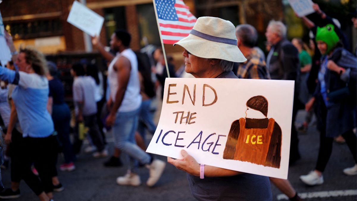 Protesters march while federal authorities conduct raids in Charlotte, expanding their crackdown on illegal immigration, in Raleigh, North Carolina, U.S. November 16, 2025. (REUTERS/Jonathan Drake)
Protesters march while federal authorities conduct raids in Charlotte, expanding their crackdown on illegal immigration, in Raleigh, North Carolina, U.S. November 16, 2025. (REUTERS/Jonathan Drake)