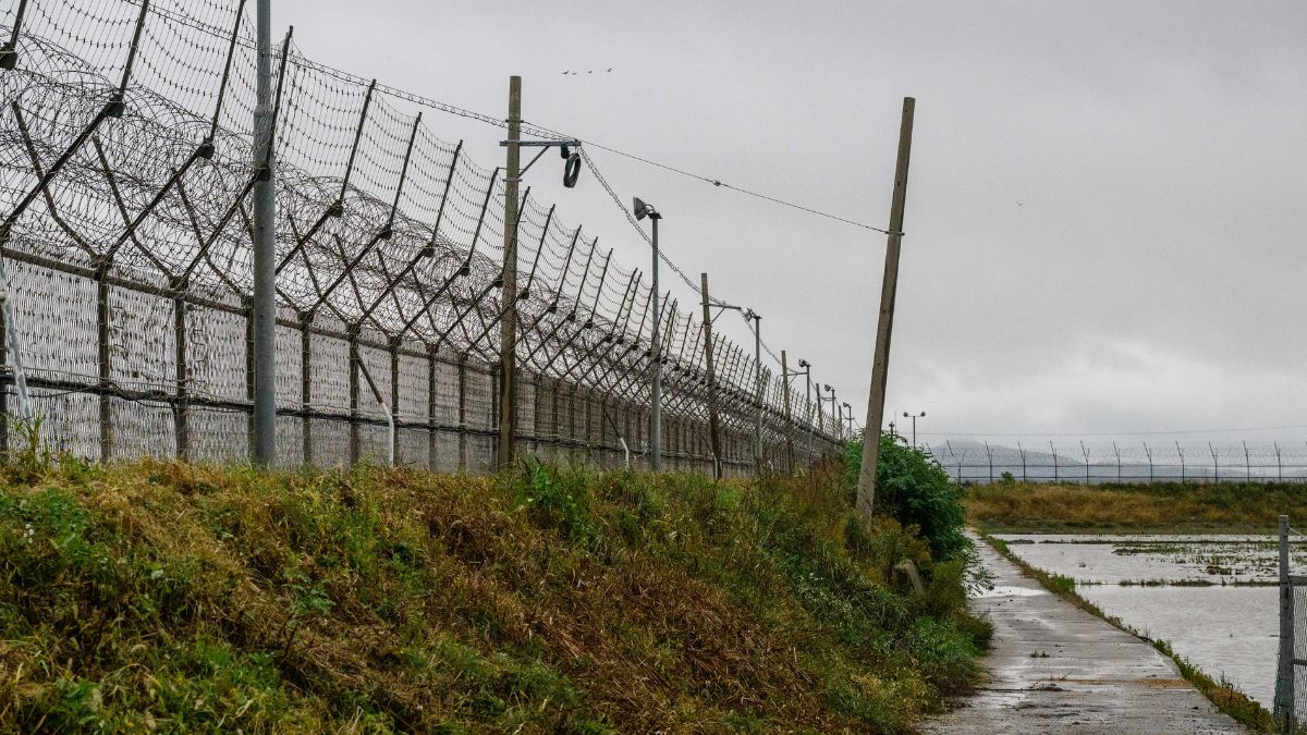 In this photo taken on October 7, 2025, a border fence is seen on South Korea’s Gyodong Island, roughly 2.3 kilometers away from North Korea. (AFO) In this photo taken on October 7, 2025, a border fence is seen on South Korea’s Gyodong Island, roughly 2.3 kilometers away from North Korea. (AFO)