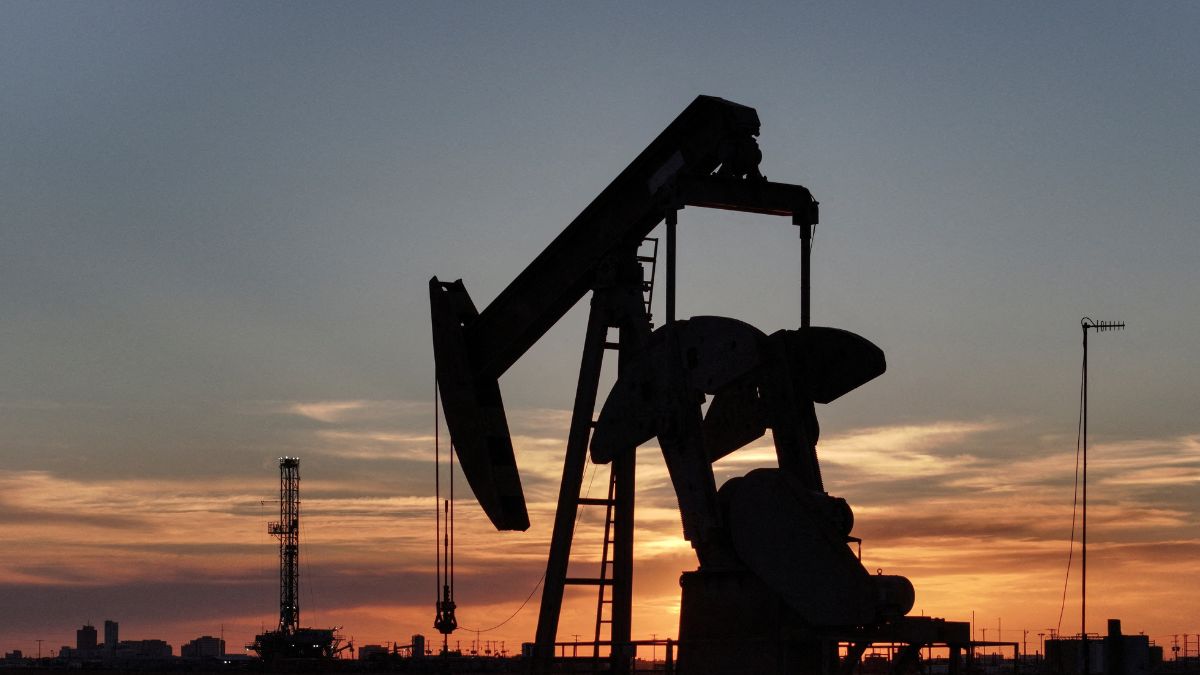 Both crude benchmarks were down about 3% last week and hit their lowest settlements since October 21. (Reuters) Both crude benchmarks were down about 3% last week and hit their lowest settlements since October 21. (Reuters)