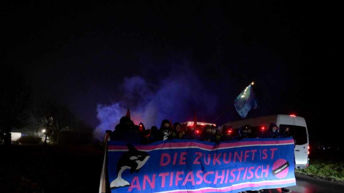 Leftist demonstrators lit flares and carried a “The future is antifascist” banner during an early-morning protest against the AfD’s youth-wing convention in Giessen on November 29, 2025. (AFP) Leftist demonstrators lit flares and carried a “The future is antifascist” banner during an early-morning protest against the AfD’s youth-wing convention in Giessen on November 29, 2025. (AFP)