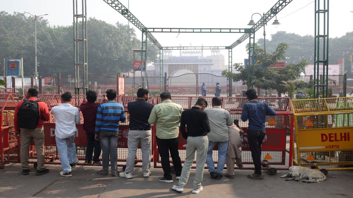 Delhi car blast suspect Umar Nabi spotted visiting a mosque just before explosion: CCTV footage Delhi car blast suspect Umar Nabi spotted visiting a mosque just before explosion: CCTV footage