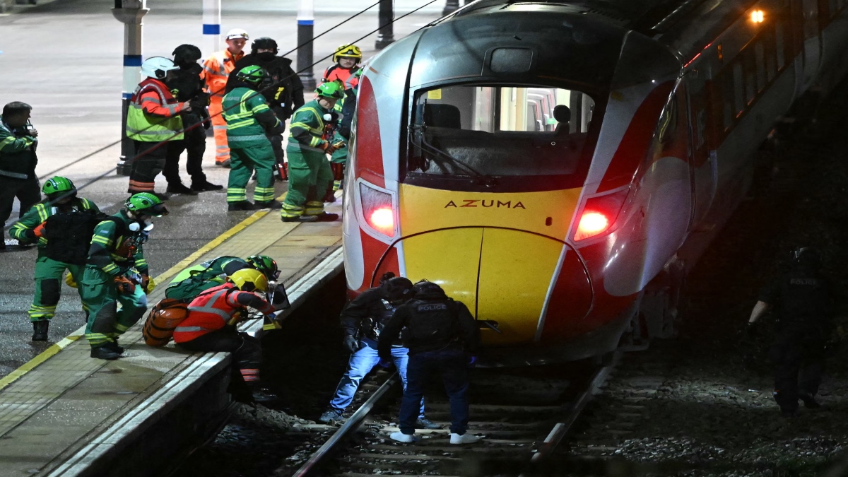 2 arrested after multiple people stabbed on train in Cambridge, UK PM Starmer reacts 2 arrested after multiple people stabbed on train in Cambridge, UK PM Starmer reacts