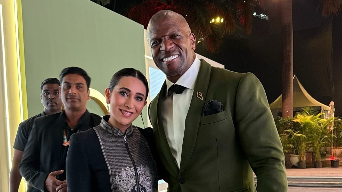 Karisma Kapoor shares picture with Terry Crews on social media, Hollywood star reacts Karisma Kapoor shares picture with Terry Crews on social media, Hollywood star reacts