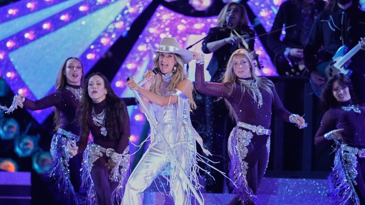 Lainey Wilson wins entertainer of the year at 2025 CMA Awards Lainey Wilson wins entertainer of the year at 2025 CMA Awards