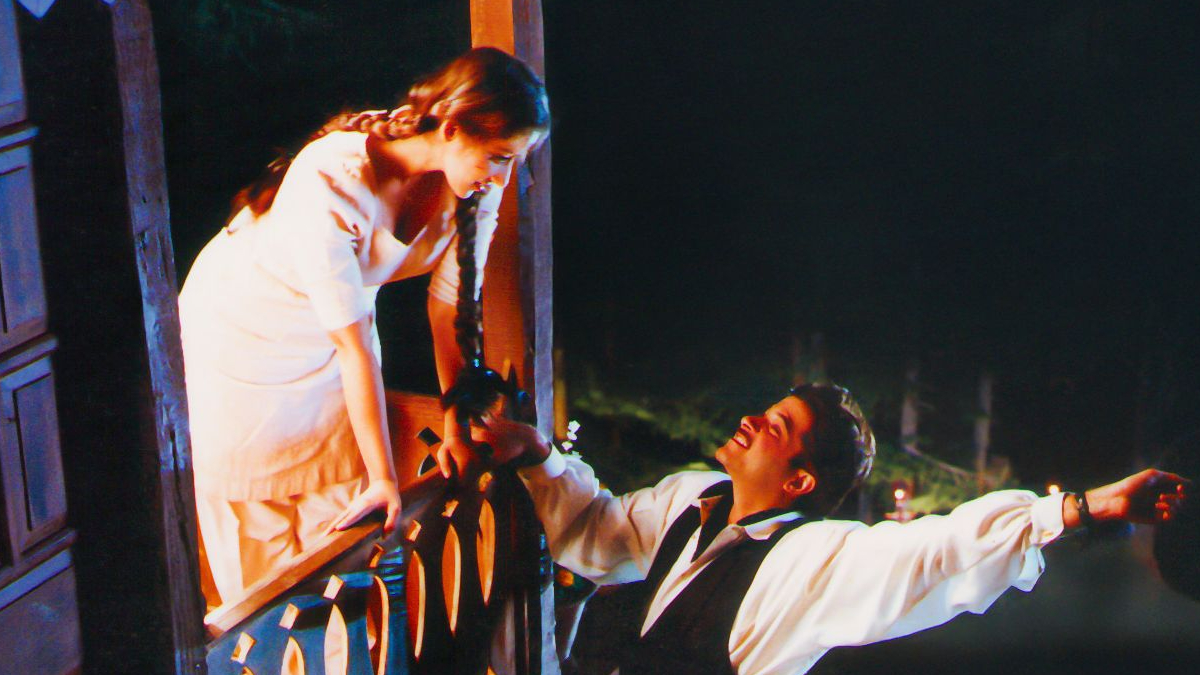 Firstpost at IFFI 2025 | '12th Fail' director Vidhu Vinod Chopra's '1942-A Love Story' returns to the big screen at the festival Firstpost at IFFI 2025 | '12th Fail' director Vidhu Vinod Chopra's '1942-A Love Story' returns to the big screen at the festival