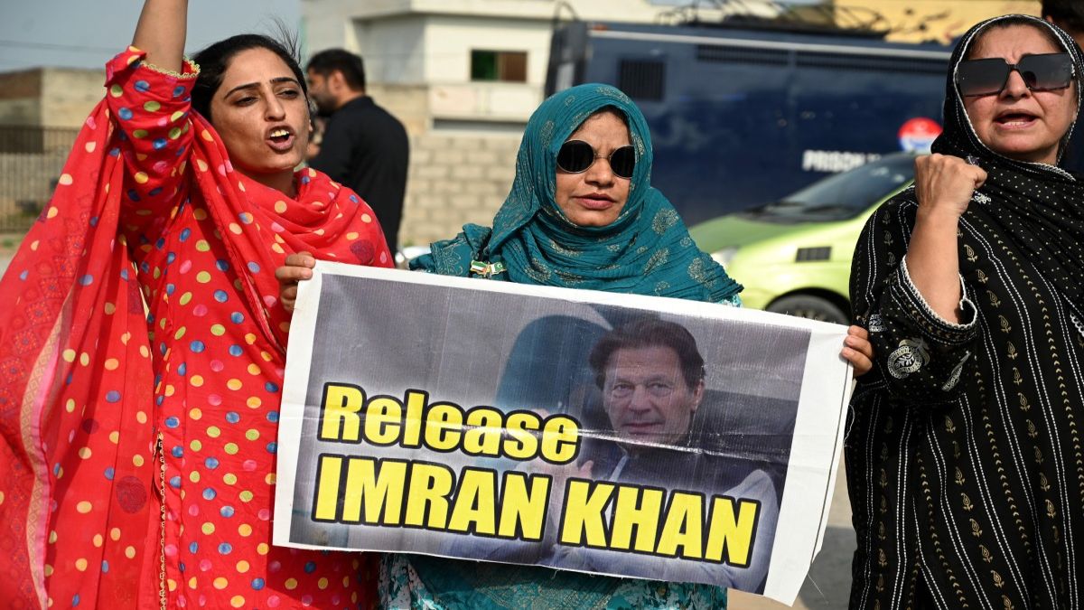 Imran Move Pakistan govt to move Imran Khan to hospital soon for eye treatment ...