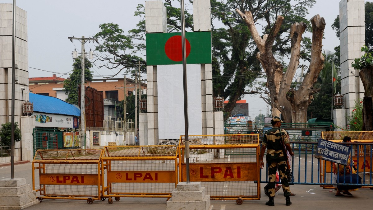 A Border Security Force (BSF) official stands in front of the gates of the India-Bangladesh international border in Petrapole, India, October 16, 2024. Reuters/Sahiba Chawdhary/File Photo A Border Security Force (BSF) official stands in front of the gates of the India-Bangladesh international border in Petrapole, India, October 16, 2024. Reuters/Sahiba Chawdhary/File Photo