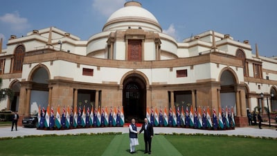 Prime Minister of New Zealand Christopher Luxon shakes hands with his Indian counterpart Narendra Modi before their meeting at Hyderabad House in New Delhi, India, March 17, 2025. File Photo/Reuters
