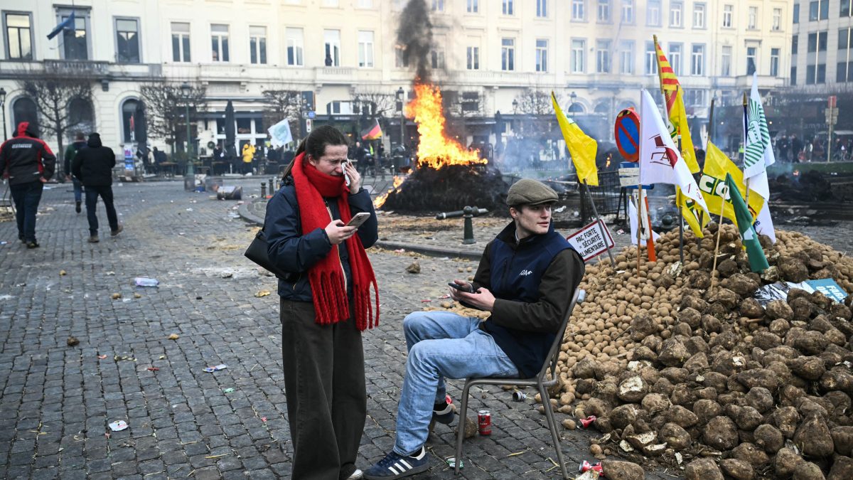 Farmers light fires outside the European Parliament building in Brussels Farmers light fires outside the European Parliament building in Brussels