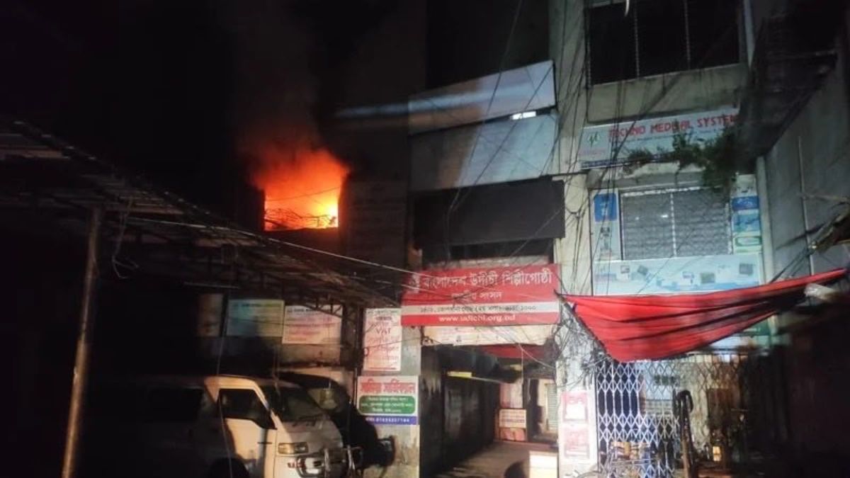 Mob sets Bangla cultural group Udichi Shilpigosthi’s office on fire in Dhaka Mob sets Bangla cultural group Udichi Shilpigosthi’s office on fire in Dhaka