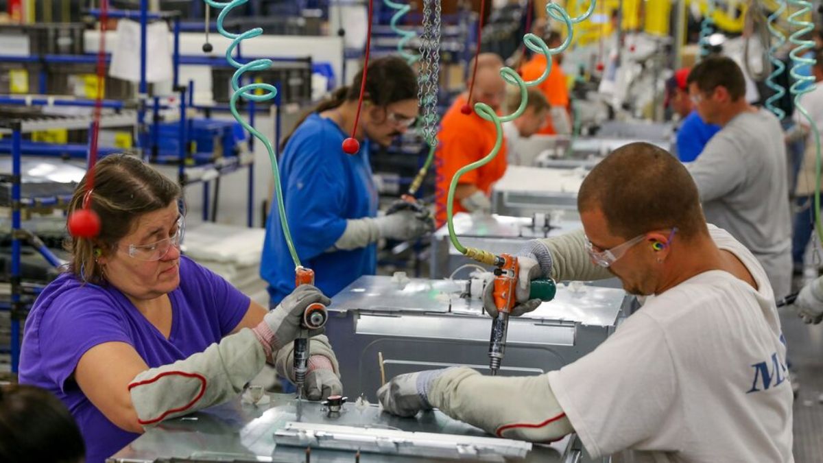 Strong growth, fewer layoffs—but a divided economy: What the latest US data shows Strong growth, fewer layoffs—but a divided economy: What the latest US data shows