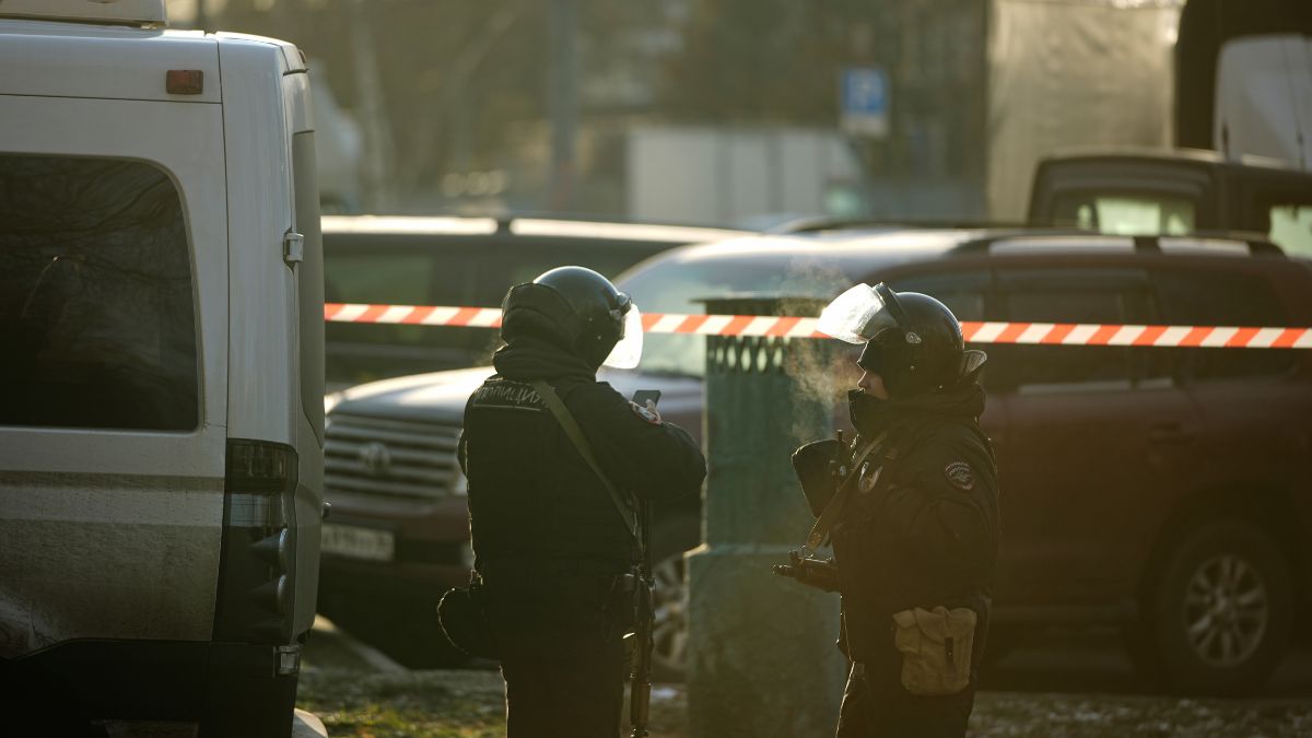 Russian police block the road near the scene of an explosion in Moscow, Russia, on December 24, 2025. (Photo: Pavel Bednyakov/AP) Russian police block the road near the scene of an explosion in Moscow, Russia, on December 24, 2025. (Photo: Pavel Bednyakov/AP)