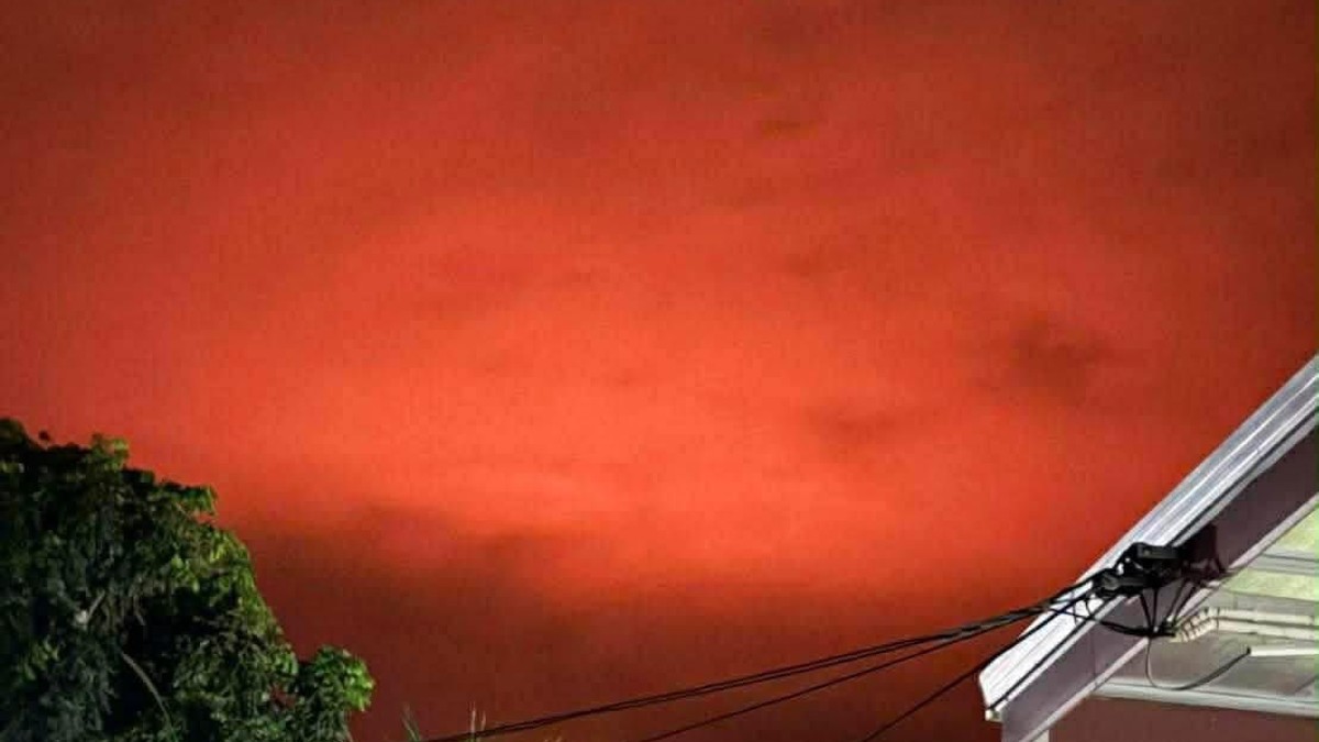 Skies turn red in Thailand's Buriram province. Image courtesy: @ThaiEnquirer/X Skies turn red in Thailand's Buriram province. Image courtesy: @ThaiEnquirer/X