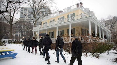 Members of the media walk past Gracie Mansion during an open house event in New York City, January 5, 2014. File Image/Reuters